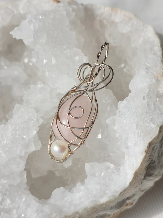 Kettenanhänger aus Silber mit Rosenquarz und Zuchtperle