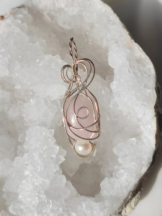 Kettenanhänger aus Silber mit Rosenquarz und Zuchtperle